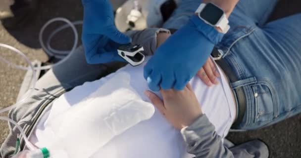 救急車 脈拍の近くおよび緊急事態の事故 酸素袋か道 心拍数 血中濃度または病気のための医療 女性のための患者 モニターおよび心臓病 — ストック動画