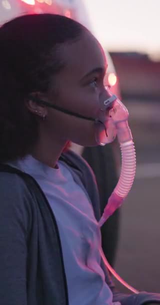 酸素マスク 救急車 医療の危険 ガール 呼吸器具 最初のレスポンダー 救急車 または道路上の緊急のための助けに話す — ストック動画