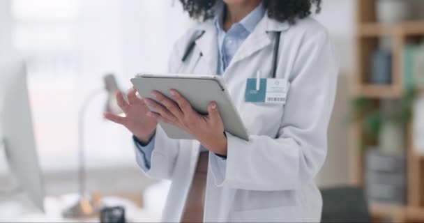 Mujer Manos Médico Tableta Investigación Comunicación Redes Línea Hospital Primer — Vídeo de stock