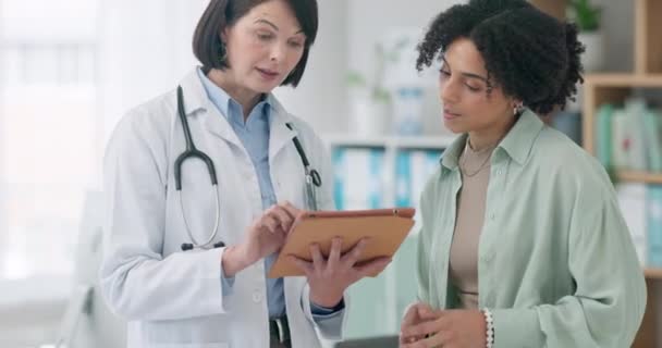 Médico Mujer Tableta Consulta Clínica Apoyo Hospitalario Retroalimentación Hablar Resultados — Vídeo de stock