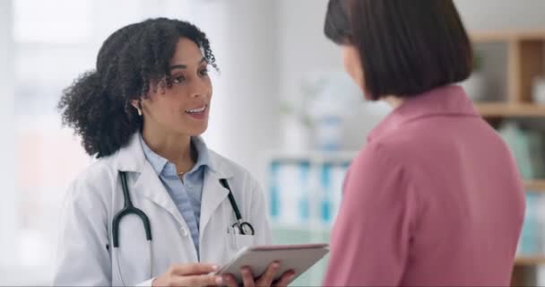 Frau Arzt Und Beratungspatientin Mit Tablette Gesundheitswesen Für Diagnose Befunde — Stockvideo
