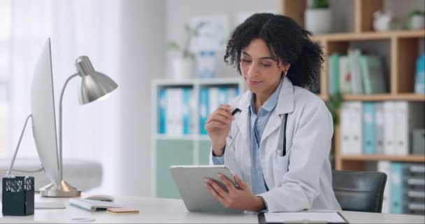 Ανάγνωση Έρευνα Και Γιατρός Tablet Και Αποτελέσματα Για Την Υγεία — Αρχείο Βίντεο