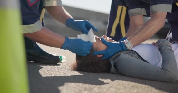 Paramedisch Team Vrouw Noodgeval Straat Met Rug Uniform Buiten Voor — Stockvideo
