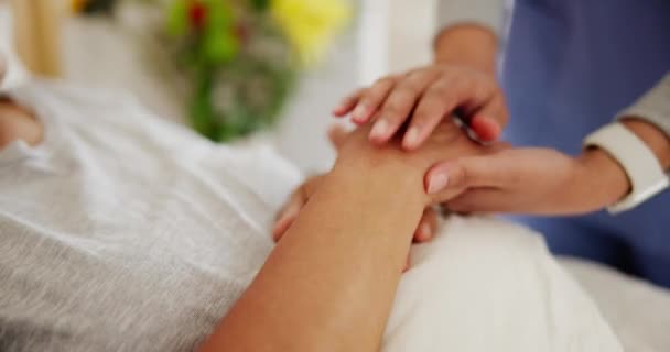 Oudere Vrouw Hand Vasthouden Verpleegster Bed Bejaardentehuis Ondersteuning Voor Ziekte — Stockvideo