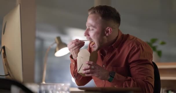 Homem Pauzinhos Fast Food Noite Escritório Jantar Caixa Pensando Nutrição — Vídeo de Stock
