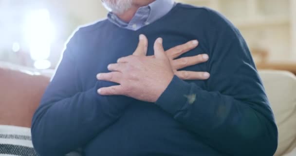 老年人的胸部和心脏病发作 焦虑或疼痛与疾病和高血压的特写 心脏衰竭 疾病和心绞痛 老年急诊和心血管保健 — 图库视频影像