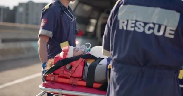 Paramedic Patient Oxygen Accident Stretcher Injury Lungs Help Street First — Stock Video