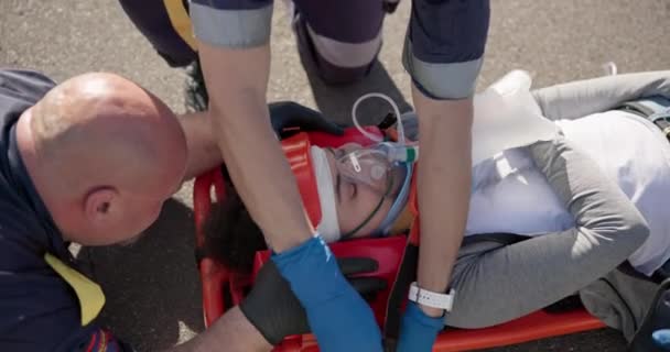 Руки Кисень Надання Першої Допомоги Парамедична Команда Пацієнтом Або Жертвою — стокове відео
