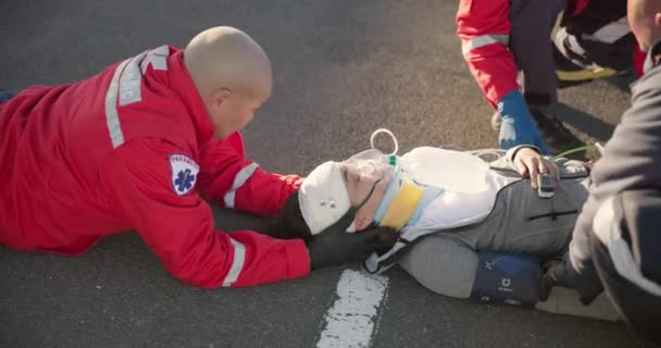 Spoedeisende Hulp Gezondheidszorg Paramedicus Weg Voor Letsel Ongeval Auto Ongeluk — Stockvideo