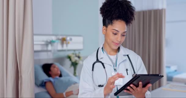 Kobieta Lekarz Tabletka Badaniach Zakresie Opieki Zdrowotnej Medycyny Lub Telezdrowia — Wideo stockowe