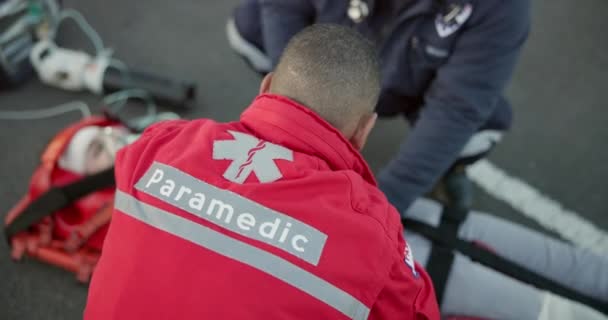 Paramédico Equipe Homem Com Primeiros Socorros Emergência Cuidados Ajudando Com — Vídeo de Stock
