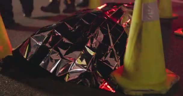 Сцена Злочину Мертве Тіло Нещасний Випадок Вночі Дорозі Срібним Покриттям — стокове відео