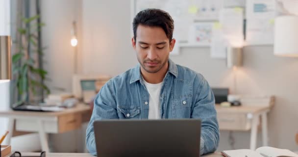 Cara Empregado Homem Com Laptop Sorriso Informações Site Com Uma — Vídeo de Stock