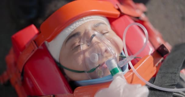 Μάσκα Οξυγόνου Έκτακτης Ανάγκης Και Γυναίκα Στον Τόπο Του Ατυχήματος — Αρχείο Βίντεο