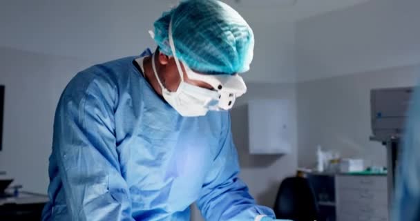 Γιατρός Χειρουργική Συνεργασία Υποστήριξη Στο Θέατρο Για Επείγοντα Ιατρικά Περιστατικά — Αρχείο Βίντεο