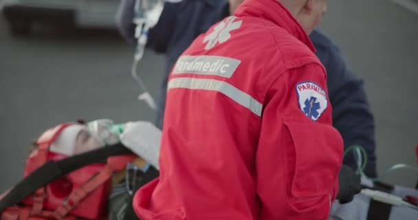 Paramédico Equipo Hombre Con Primeros Auxilios Caso Emergencia Atención Ayuda — Vídeos de Stock