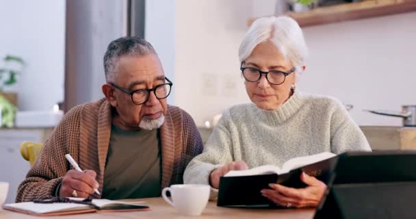 Γράφοντας Ηλικιωμένο Ζευγάρι Και Βίβλο Στο Σπίτι Για Την Πίστη — Αρχείο Βίντεο