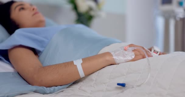 Kórházi Ágy Sürgősségi Ideges Infúzióval Kezében Folyadék Hidratáció Vagy Kezelés — Stock videók