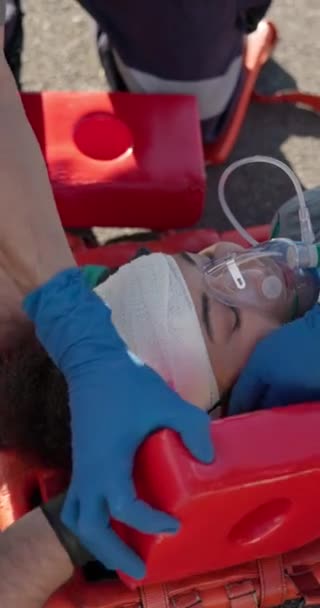 Premiers Soins Masque Oxygène Les Mains Des Ambulanciers Avec Femme — Video