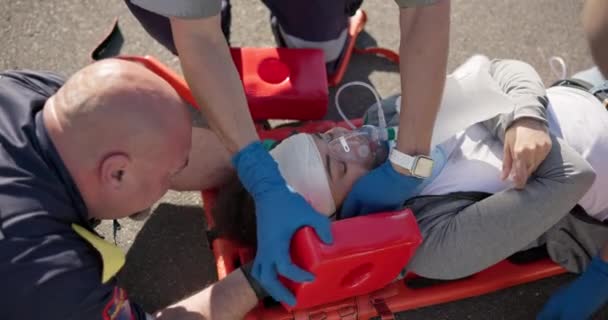 Hände Notfall Und Ein Sanitäter Team Mit Einem Patienten Oder — Stockvideo