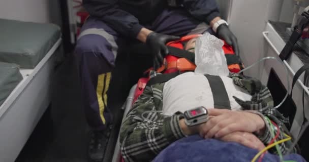 구급차의 마스크를 착용한 보조기를 착용한 응답자 911 피해자를위한 마취가있는 — 비디오