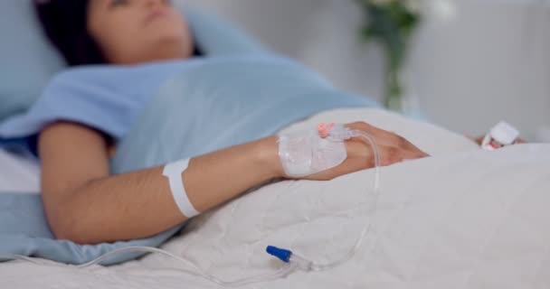 急诊和妇女的手 在床上滴了点滴 用于液体 水合或治疗 具有液体 补充剂和保健 监测或康复功能的保健 医疗和女病人 — 图库视频影像