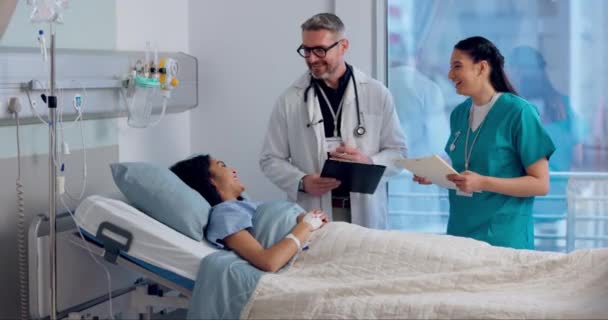 처방전 침대에서 검사에 환자와 진료소에서 조언을 고객에게 말하는 외과의사 — 비디오