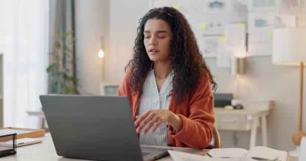 Gefrustreerde Vrouw Laptop Hoofdpijn Stress Depressie Fout Van Overwerkt Kantoor — Stockvideo