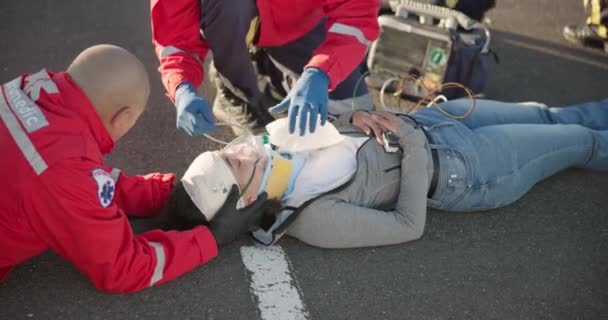 Екстрена Допомога Парамедики Люди Дорозі Аварії Травми Автокатастрофи Порятунку Пацієнта — стокове відео