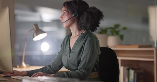 Επιχειρηματική Γυναίκα Υπολογιστή Και Τηλεφωνικό Κέντρο Για Νυχτερινή Υποστήριξη Επικοινωνία — Αρχείο Βίντεο
