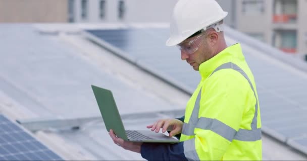 Ingénierie Homme Ordinateur Portable Pour Les Panneaux Solaires Les Économies — Video