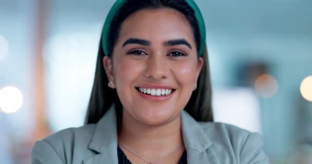 彼女の会社のキャリアに満足している仕事で彼女のオフィスで顔 自信を持ったビジネスインドの女性 職場の若手プロの従業員との肖像画 スタッフ — ストック動画