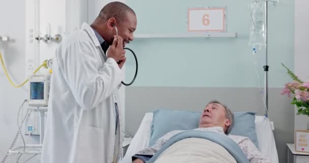 Arzt Senior Patient Und Bett Für Herzfrequenz Takt Oder Überwachung — Stockvideo