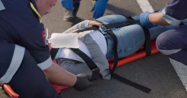Equipe Paramédica Paciente Maca Rua Emergência Livre Para Atendimento Médico — Vídeo de Stock
