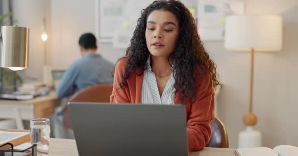 비즈니스 컴퓨터 마케팅 아이디어의 기관에 레터를 비전이나 영감을 노트북에 노동자 — 비디오