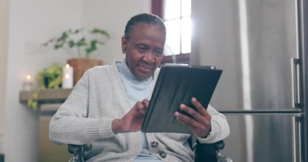 Dom Pielęgniarka Starsza Kobieta Tabletem Pisanie Połączenie Opieką Zdrowotną Social — Wideo stockowe