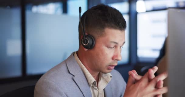 Call Center Estresse Homem Com Burnout Escritório Frustrado Durante Consultoria — Vídeo de Stock