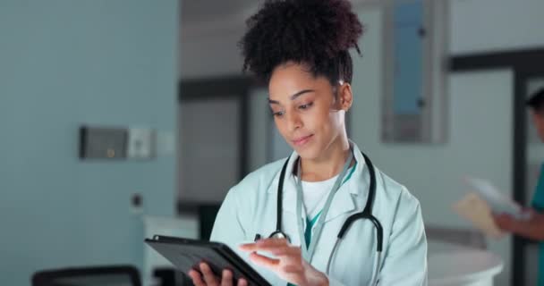 Tableta Médico Salud Mujer Escribiendo Investigación Línea Comprobar Estudio Medicina — Vídeos de Stock