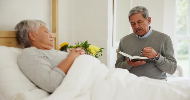 Kaszel Biblia Para Czytająca Razem Sypialni Swojego Domu Wyzdrowieć Choroby — Wideo stockowe