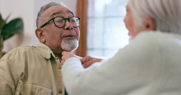 Viso Amore Conversazione Con Una Coppia Anziani Nel Soggiorno Della — Video Stock