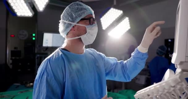 Chirurgien Machine Numérique Moniteur Cardiaque Dans Théâtre Hôpital Salle Opération — Video