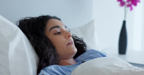 Mujer Cama Cansado Hospital Triste Miedo Por Los Resultados Prueba — Vídeos de Stock