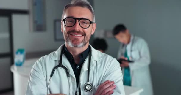 Dokter Ziekenhuis Beroepsbeoefenaar Gelukkige Verpleegkundige Cardioloog Met Een Loopbaanglimlach Een — Stockvideo