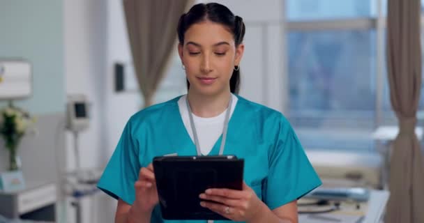 Νοσοκόμα Γυναίκα Και Tablet Για Νοσοκομειακή Υπηρεσία Διαγράμματα Υγείας Και — Αρχείο Βίντεο