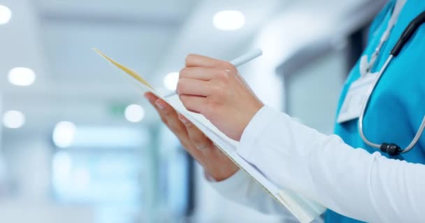 Manos Enfermera Documentos Escritos Para Informe Médico Cartas Salud Notas — Vídeos de Stock