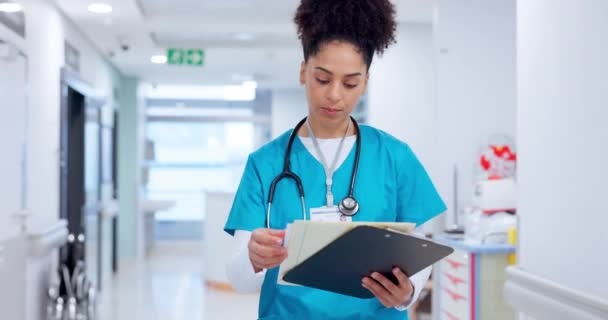 Enfermera Mujer Documentos Para Las Cartas Del Hospital Informe Médico — Vídeo de stock