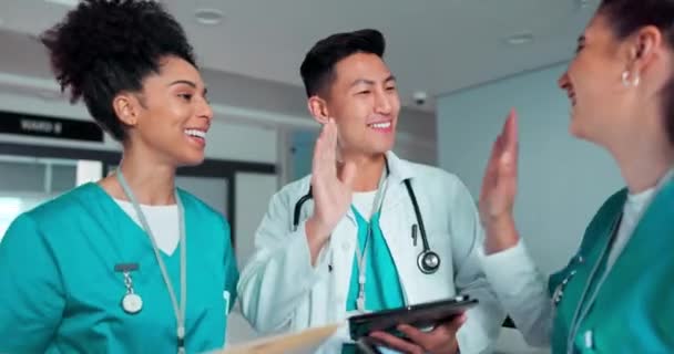 Tablet Γιατρός Κόλλα Πέντε Και Ευχαριστημένοι Άνθρωποι Γιορτάζουν Απευθείας Σύνδεση — Αρχείο Βίντεο