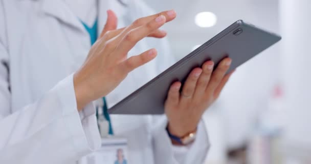 Mecanografía Manos Médico Investigación Sobre Tabletas Bienestar Línea Telesalud Hospital — Vídeo de stock