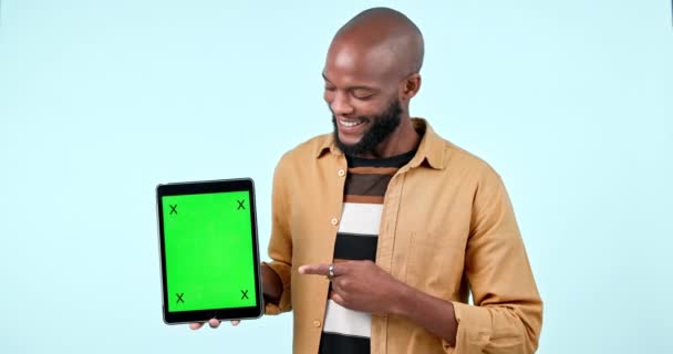 Планшет Сміється Зелений Екран Вказує Студії Веб Сайтом Інтернетом Соціальною — стокове відео