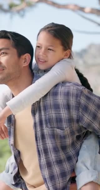 Piggyback Amour Père Avec Fille Enfant Dans Parc Heureux Lien — Video